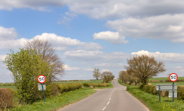 Newbold Road (B4087) leaving the northern edge of Wellesbourne